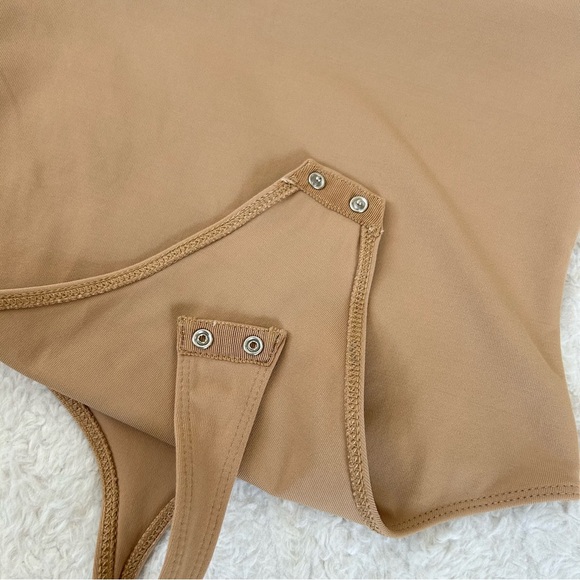 Aritzia Babaton Contour '90s Bodysuit Size Small in Beige Sleeveless Stretch - Picture 10 of 13